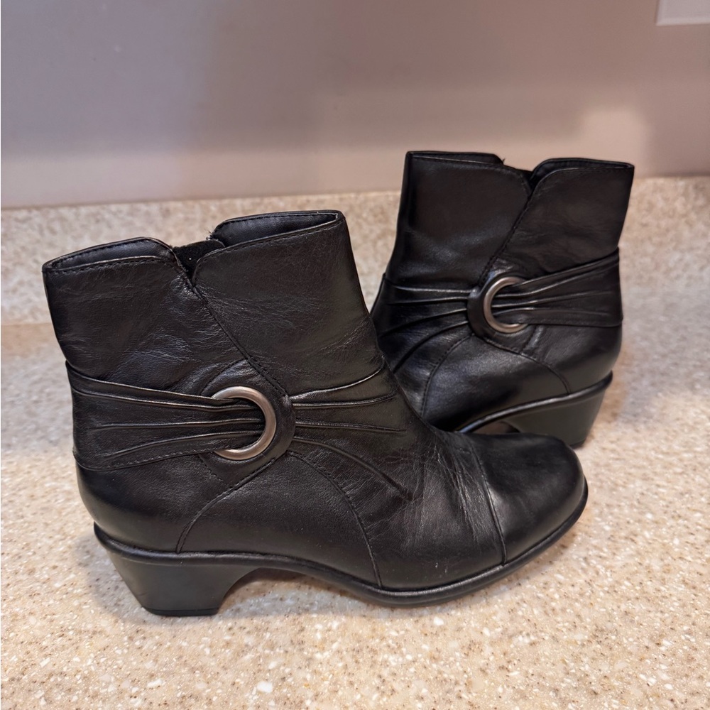 Women's Clarks Bendables Black Ankle Boots with Decorative Ring Accent Size 5.5